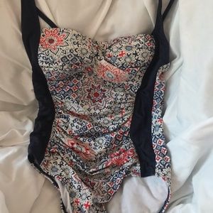 One piece flattering swim suit sz 8